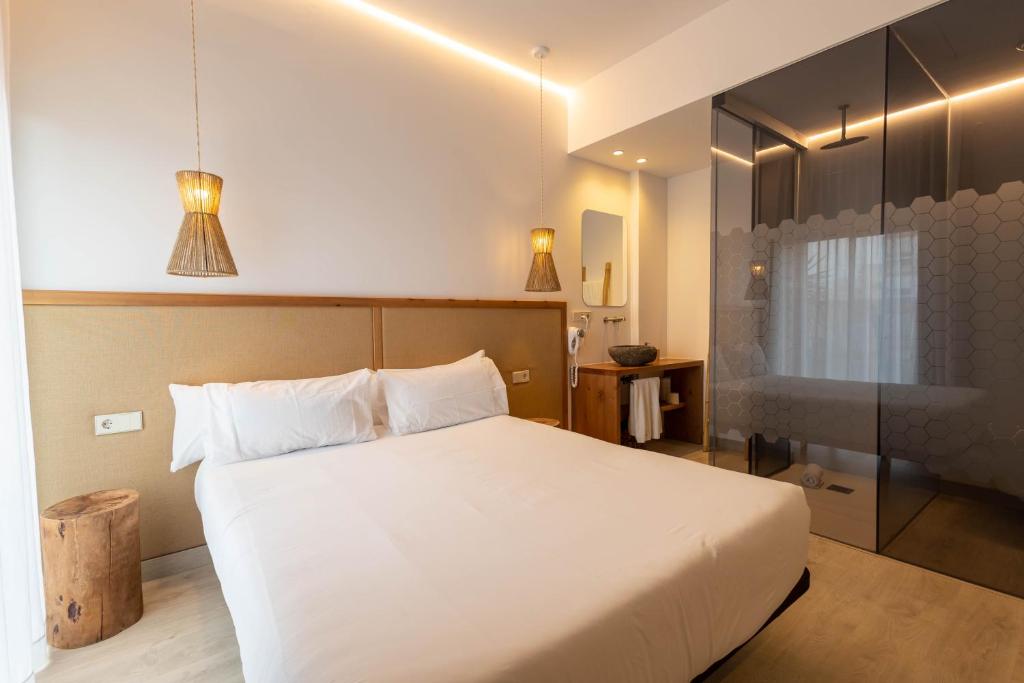 伊维萨镇Play Hotel Ibiza - Adults Only的卧室配有一张白色大床