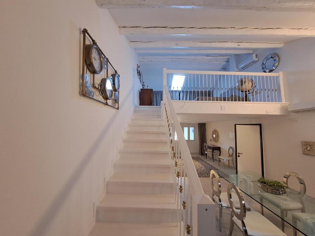 波代诺内MANTICA CATTANEO APPARTAMENT的白色墙壁和白色楼梯房子的楼梯