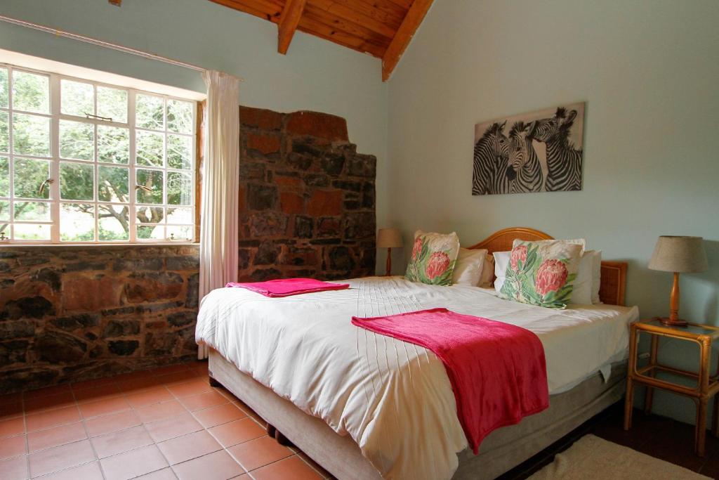 温特顿斯皮翁考普山林小屋的一间卧室配有一张带白色床单的床和一扇窗户。