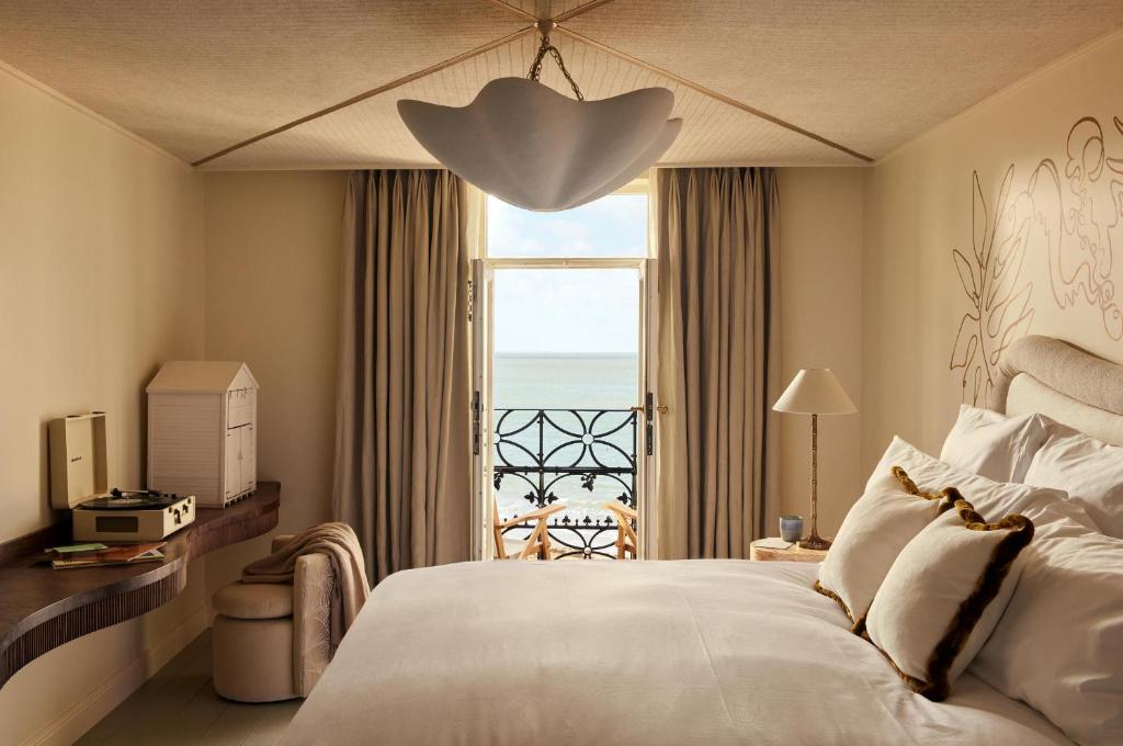 马盖特No 42 by GuestHouse, Margate的一间卧室设有一张床,享有海景