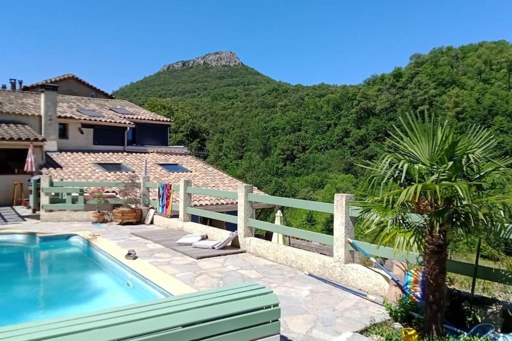 昂迪兹La maison de gravies的一座带游泳池和山脉的别墅