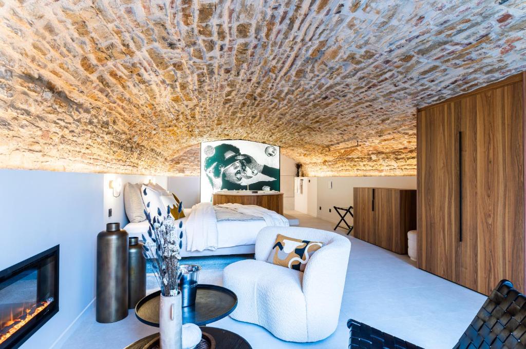 布雷斯地区布尔格Legend Majestic SPA - Insolite & Unique - Champagne - Parking privé的客房设有床、沙发和电视。