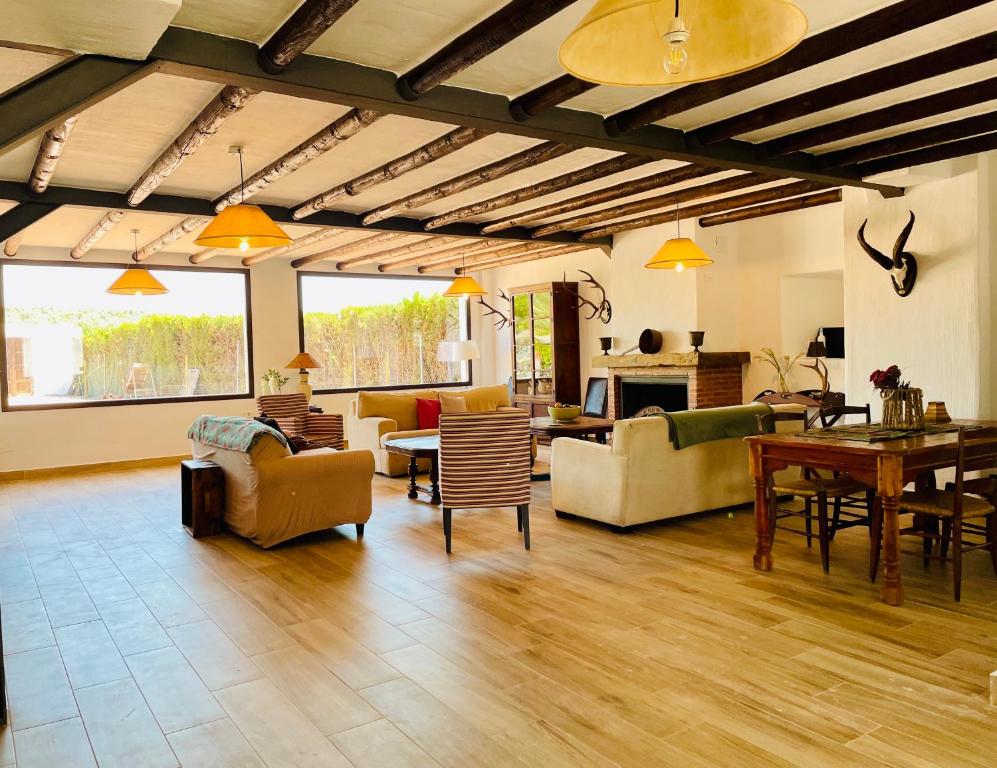 阿尔奇多纳Los Palomos casa rural en el centro de Andalucía的客厅配有家具和桌子。