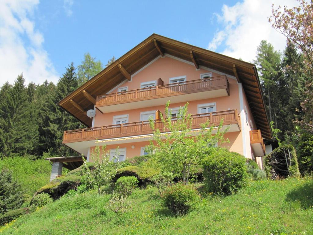 米尔施塔特Haus Kraller-Urlaub mit Seeblick的山丘上带阳台的房子