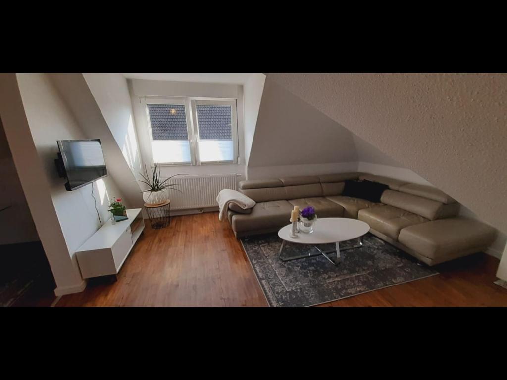 瓦尔斯罗德NEU Ferienwohnung Walsrode的客厅配有沙发和桌子
