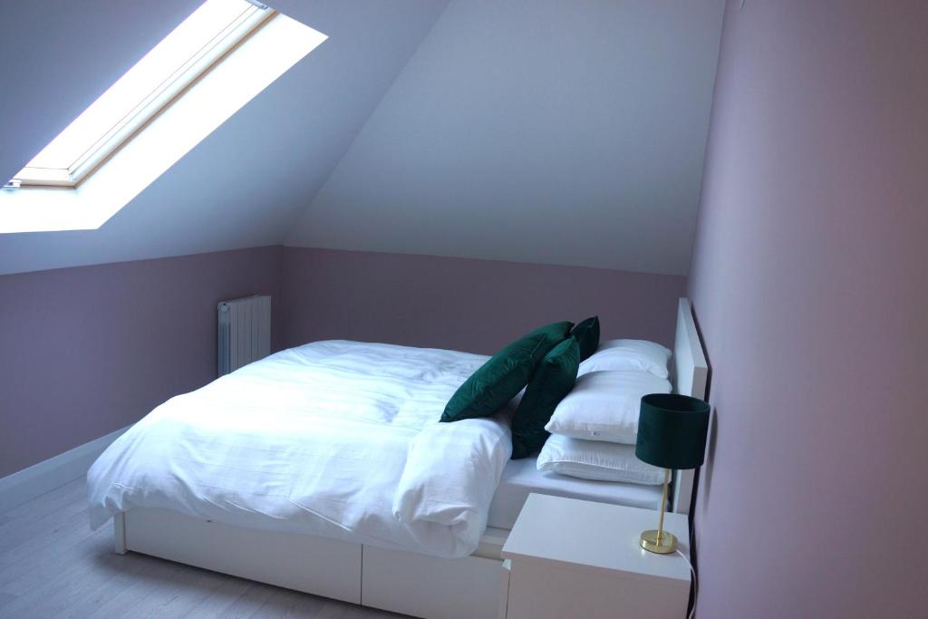 Àit Sèan Òg - 2bedroom self catering apartment的一间卧室配有带白色床单和枕头的床。