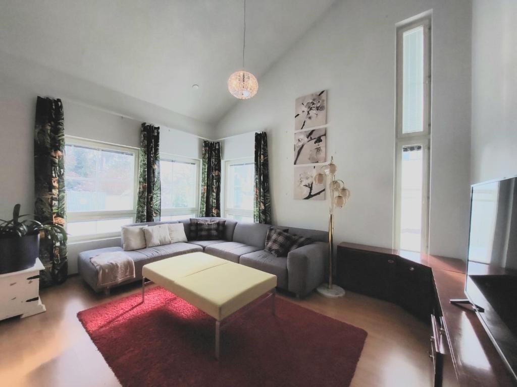 许温凯Paritalohuoneisto, semi-detached house的客厅配有沙发和桌子