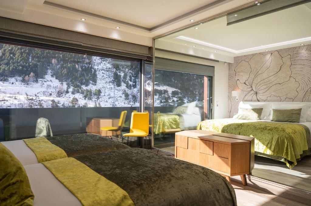 兰索尔THE MIRROR & SPA by Elegant Residences的一间卧室设有两张床和大窗户