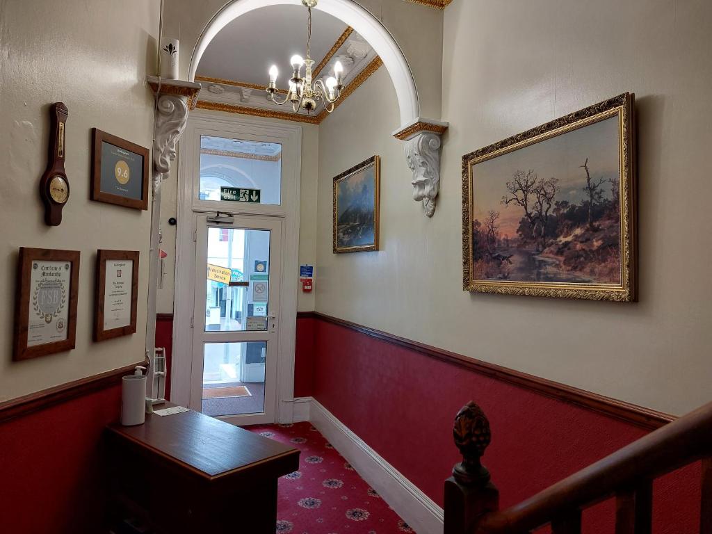托基诺伍德旅馆的走廊上设有楼梯,墙上挂有绘画作品