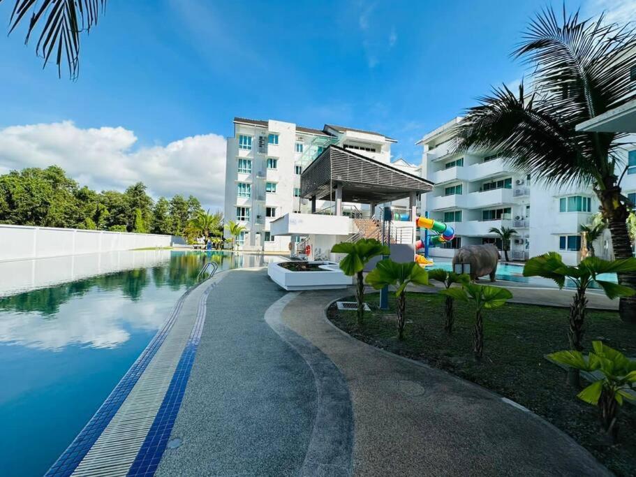 米里Homelite Resort的大楼前的游泳池