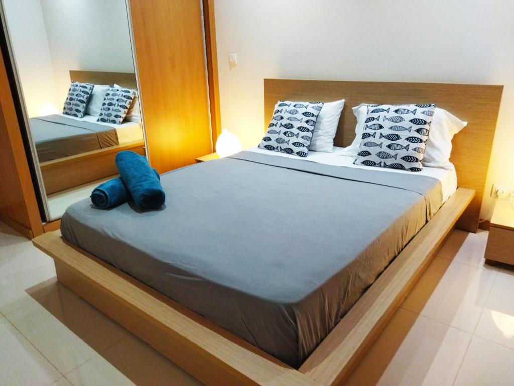普拉亚Apto Morabeza T2 Praia的一间卧室配有两张床和镜子