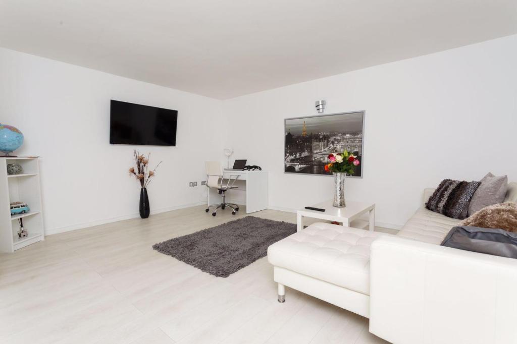 StanningleyNazarene apartments in Leeds的白色的客厅配有白色的沙发和电视