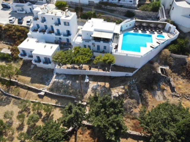 伊奥斯乔拉金色阳光酒店的享有带游泳池的房屋的空中景致