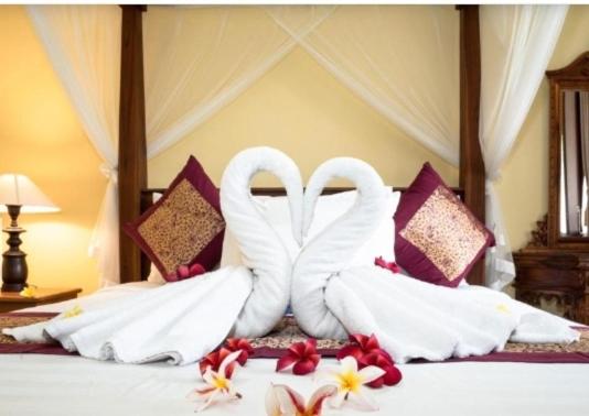 乌布Buana Ubud Inn的一张带两个天鹅的毛巾床