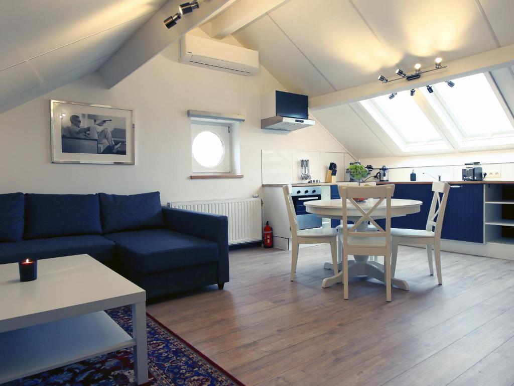 滑铁卢One bedroom apartement with wifi at Waterloo的客厅配有蓝色的沙发和桌子