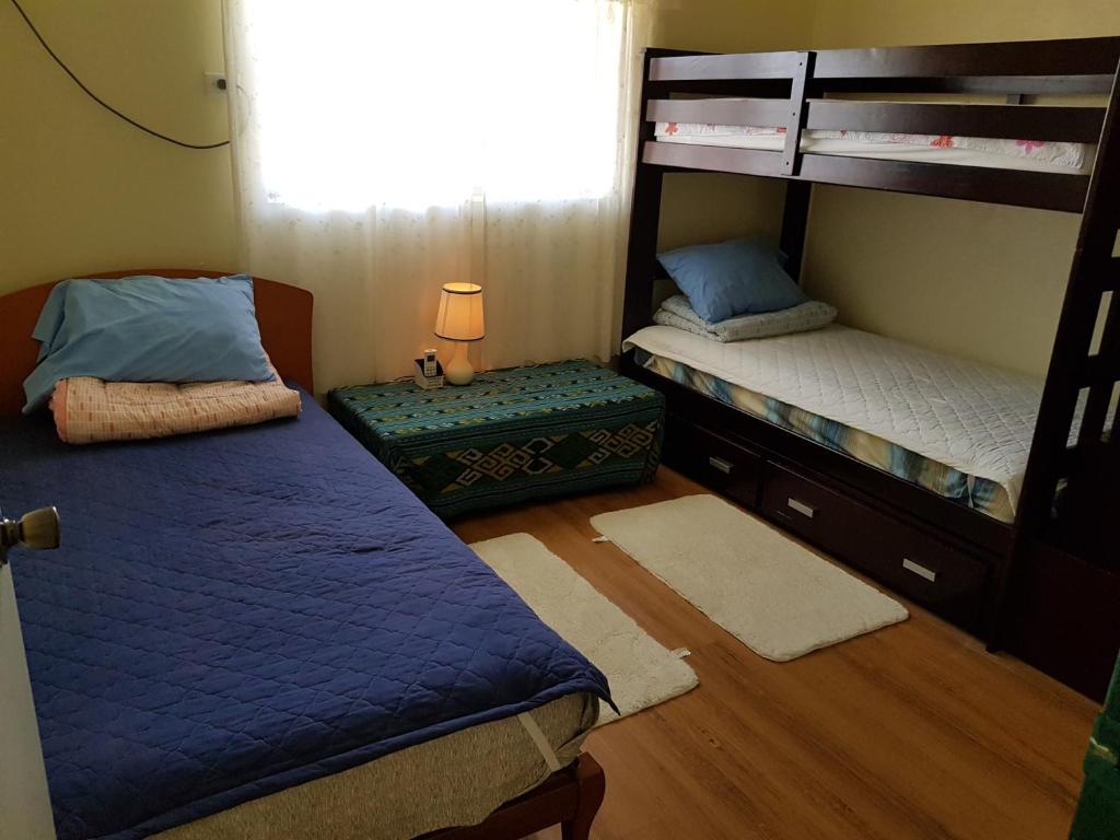 AfetnaDK Home 단독 감성주택的一间卧室设有两张双层床和一扇窗户。
