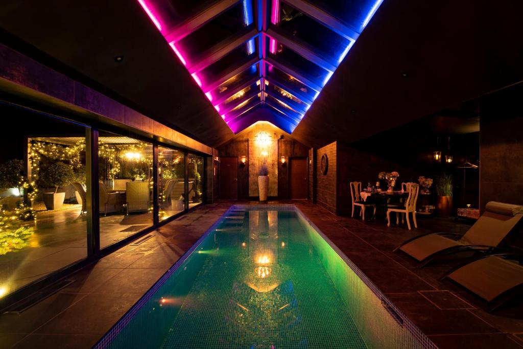 大雅茅斯Black Barn Spa Swim & Stay的夜间房子中间的一个游泳池