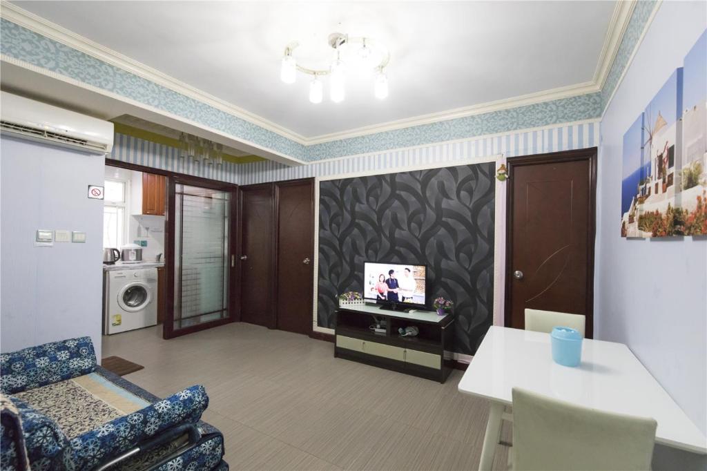 香港3room charming apt,8pax的客厅的墙上配有电视