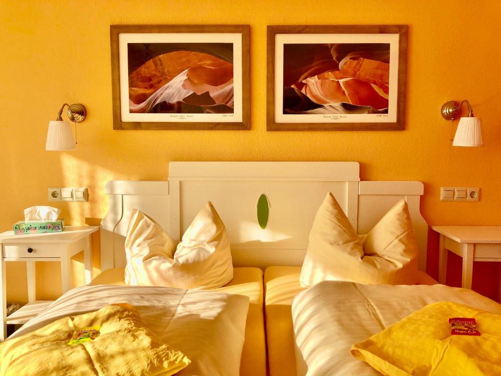 舍姆贝格豪斯艾姆库公寓酒店的酒店客房,设有两张床和两张墙上的照片