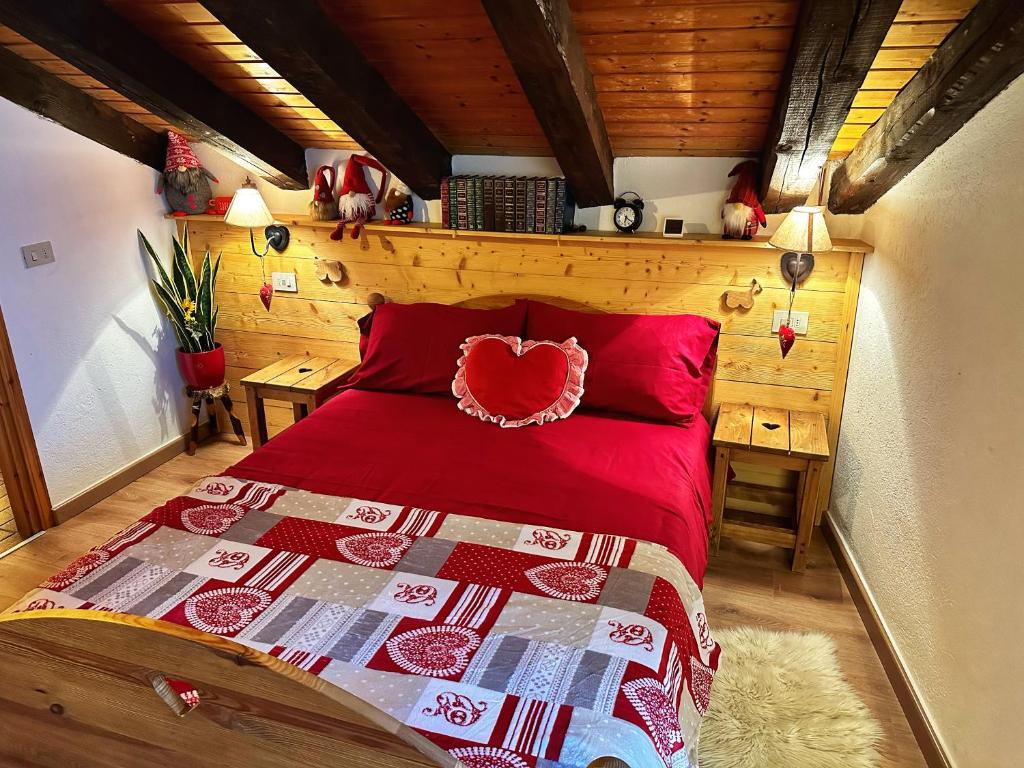 GignodMeizon - La Montagna, Pila, Crevacol, Aosta e Valpelline的一间卧室配有一张红色床罩的床