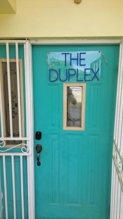 洛尼湾村A-List Villas的蓝色的门,上面有离婚标志