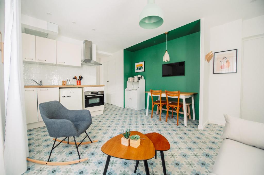 瓦朗斯Casita - Comme une petite maison - Parking gratuit的厨房以及带桌子的客厅。