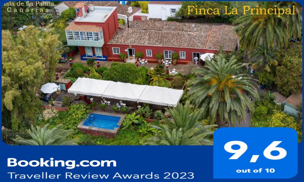 上布雷尼亚Finca La Principal的享有红色房子空中美景,设有游泳池