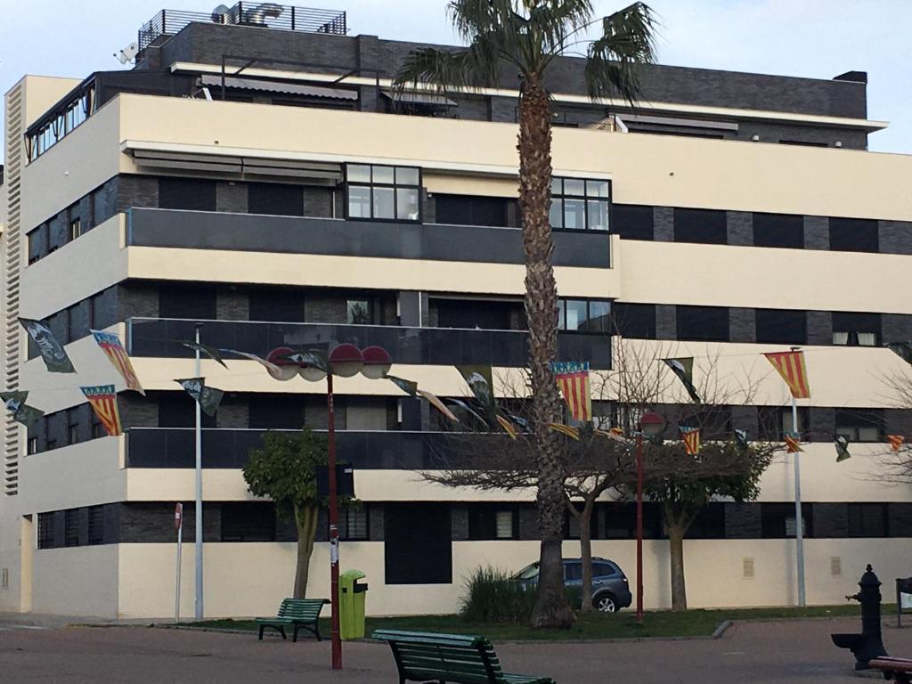 PaiportaModern & sunny apartment near Valencia的前面有棕榈树的建筑