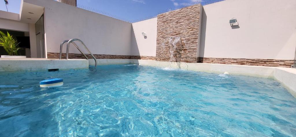 蓬塔赫尔莫萨L & P Apart Punta Hermosa的房屋中间的游泳池
