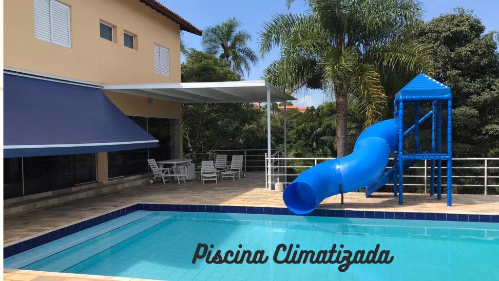 迈林克Chácara em Mairinque - Porta do Sol com seg 24 hs的别墅游泳池的滑梯