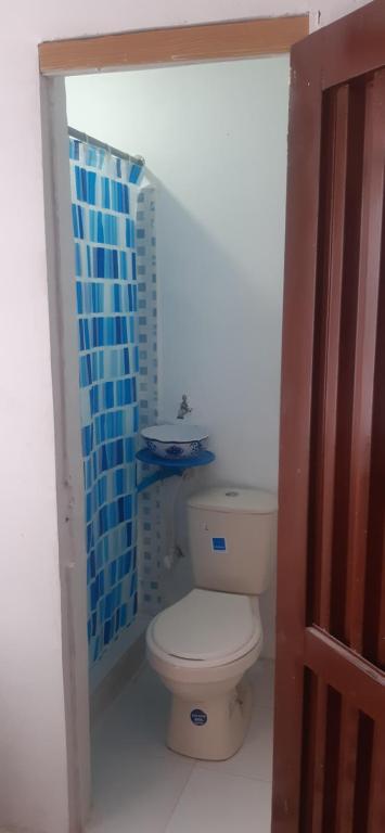 佩雷拉Hostal la 18的一间带卫生间的浴室和蓝色瓷砖墙