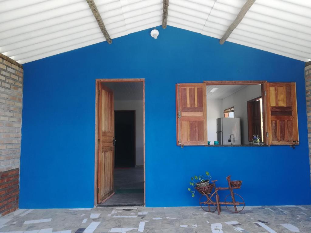 伊比科阿拉Chalet Vida de Roça的客房内的一面带镜子的蓝色墙