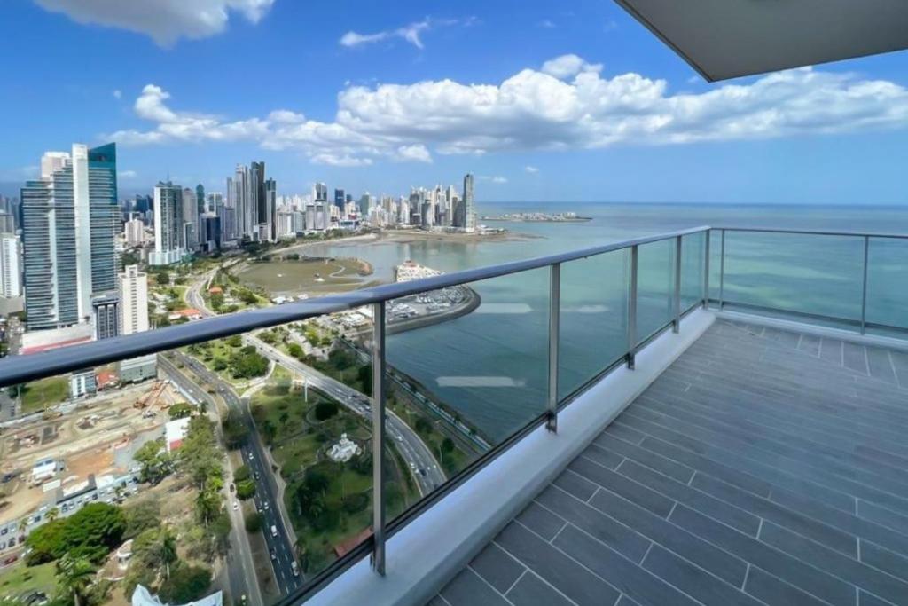 巴拿马城Apartamento Amoblado en Cinta costera Panama largas estadias的享有城市和大海景致的阳台。