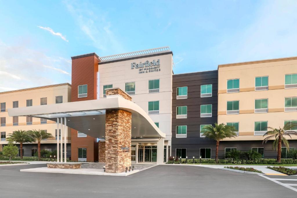 珊瑚角Fairfield by Marriott Inn & Suites Cape Coral North Fort Myers的医院建筑的 ⁇ 染