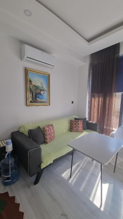 AltınkumAloha Airport Guest Home的客厅配有沙发和桌子