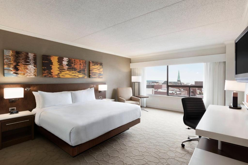 圣约翰圣约翰三角洲万豪酒店的酒店客房设有一张床和一个大窗户