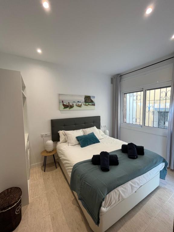 滨海阿雷尼斯Apartamento St Zenon的一间卧室设有一张大床和一个窗户。