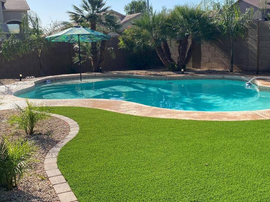 瑟普赖斯AZ Sun Palm Retreat w/optional Private Heated Pool的庭院内带遮阳伞的小型游泳池