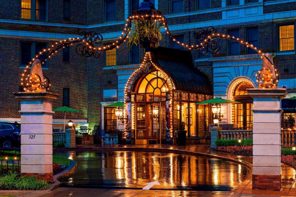 堪萨斯城拉斐尔酒店 - 堪萨斯城 的前面有圣诞灯的建筑