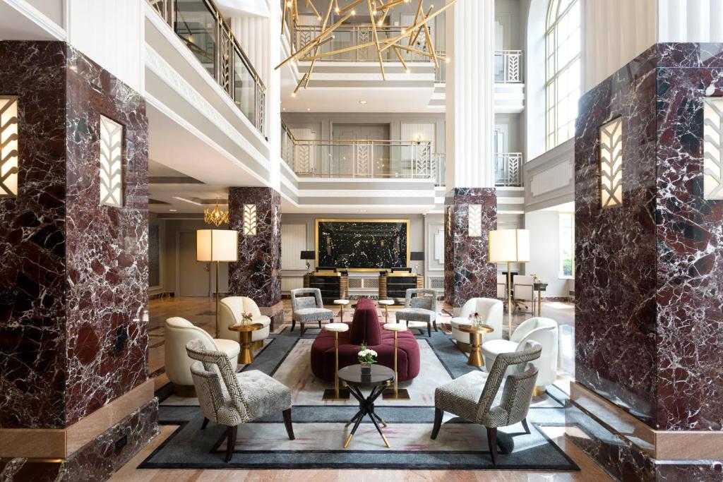 哥伦布勒维科傲途格精选酒店的大堂配有沙发、椅子和壁炉