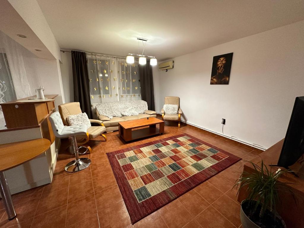 DumbrăviţaVenus Resort的客厅配有沙发和桌子
