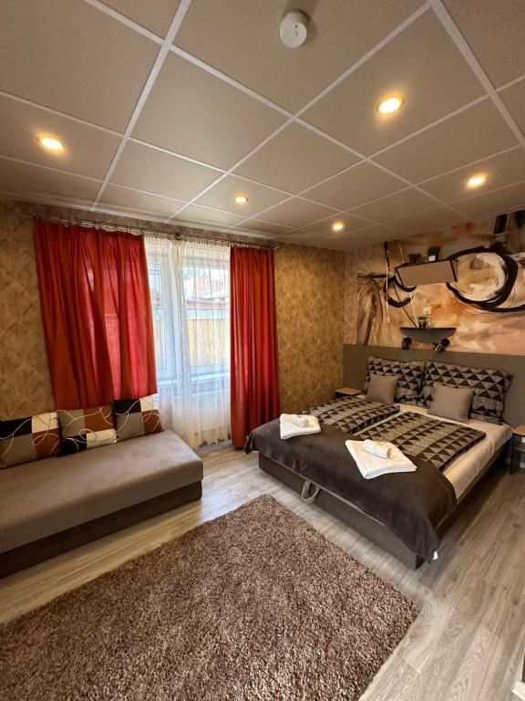 托考伊Demizson Vendégház的一间卧室设有两张床和红色窗帘