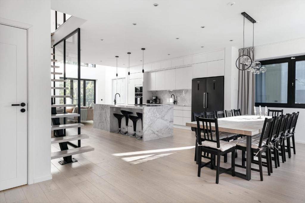 斯德哥尔摩Stylish and spacious family home的厨房以及带桌椅的用餐室。