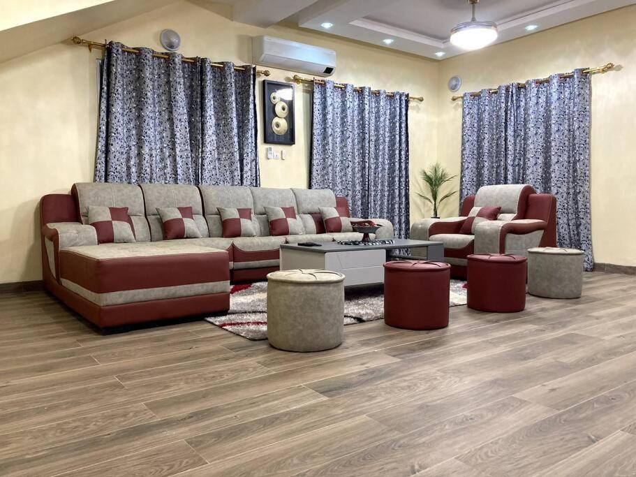 瓦加杜古Superbe mini-villa tout confort!的客厅配有沙发和两把椅子