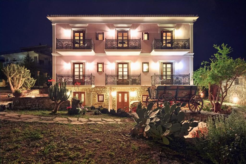 加拉希德松阿康提克艺术酒店的夜晚有灯的大白色房子