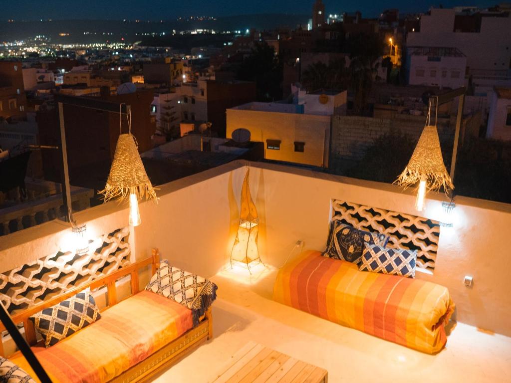 塔姆拉赫特乌兹达尔Santacruz Hostel的市景阳台,配有两张床