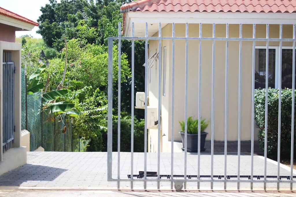 简蒂埃尔Gamay Souterrain Apartment, near beach in Curaçao的房屋一侧的金属门