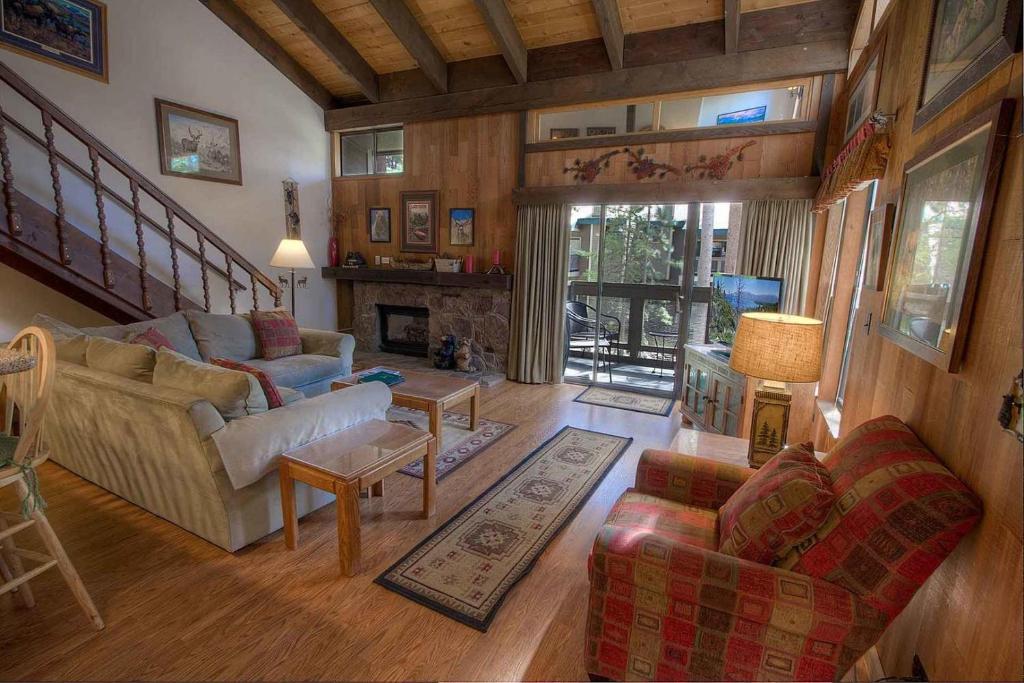 南太浩湖Bear Lake Hideaway condo的带沙发和壁炉的客厅