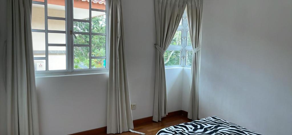 新加坡花园别墅的一间房间,设有两扇窗户,前面设有一张床