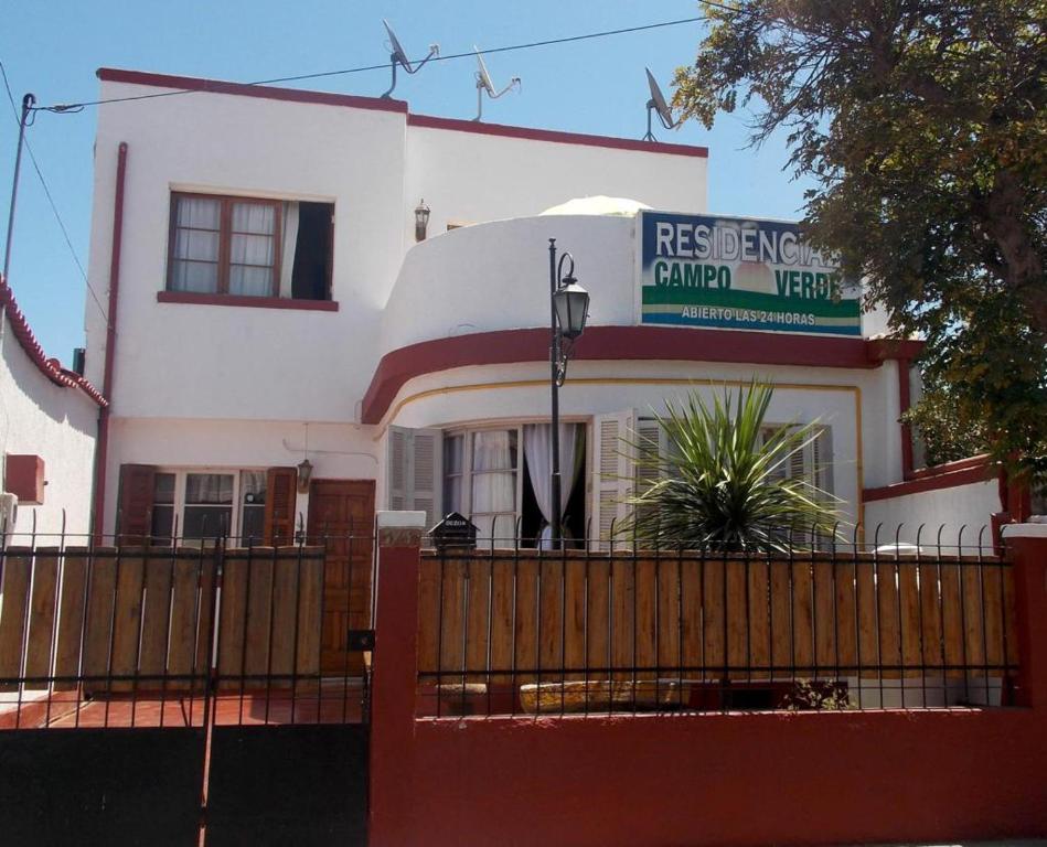 拉塞雷纳Residencial Campo Verde的前面有栅栏的白色房子